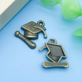 Pendentifs chapeau de diplômé en bronze antique pour bijoux DIY et porte-clés - Toque Bronze Antique (13451)
