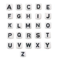 Set de 26 cuentas de cubo de acrílico blanco A-Z con letras negras para joyería DIY - Juego de 26 letras (HK575) / 104 Piezas/Paquete / Blanco con Letras Negras