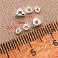 Gros plan de perles d'espacement triangulaires argentées de 2,5mm à 4mm pour bijoux - Perle d'Argent Concassé Triangle (Trou 2,5mm 1mm) / Argent