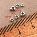 Vue macro de perles d'espacement triangulaires plaquées or 18k avec échelle de taille - Perle d'Argent Concassé Triangle (Trou 2,5mm 1mm) / Or blanc