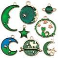 Detalle de 8 dijes de gato celestial en aleación dorada y esmalte verde y azul para joyas DIY - Estilos Verdes Mixtos (HK519)