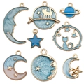 Set de ocho colgantes de aleación dorada con gatos y astros en esmalte de colores y brillo - Estilos Azul Lago Mixtos (HK517)