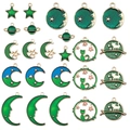 Detalle de dijes de esmalte de luna, estrella y gato para creación de bisutería - Estilos Verdes Mixtos al por Mayor (M647)