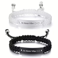 Detail von gewebten Paar-Armbändern mit gravierten No Matter What Metallplatten - Stil 1 (Egal wo)