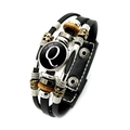 Retro gelaagde zwarte lederen armband met letter Q glazen edelsteen en metalen gesp - Letter Q (XSWX4979-Q)