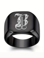 Nahaufnahme eines schwarzen matten Siegelrings mit gotischer Gravur des Buchstabens B - Buchstabe B Stil (B)