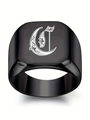 Detail eines mattschwarzen gotischen Siegelrings mit eingraviertem Buchstaben C Muster - Buchstabe C Stil (C)