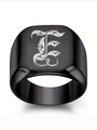 Vue détaillée d'une bague chevalière noire carrée avec la lettre E gravée vintage - Style Lettre E (E)