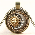 Vintage-Halskette mit Sonnen- und Mond-Anhänger in antikem Bronze-Finish - Sonne Mond Relief Anhänger (Stil 1)