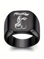 Détail d'une bague chevalière carrée en acier noir avec la lettre gothique F en blanc - Style Lettre F (F)