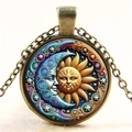 Vintage Bronze Halskette mit Sonne und Mond Motiv und buntem Glasstein Anhänger - Himmlische Malerei Glas Anhänger (Stil 2)