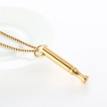Collar de meditación en oro pulido con colgante cilíndrico sobre un plato de cerámica - Dorado