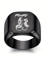 Détail d'une bague chevalière noire mate avec lettre gothique K blanche gravée dessus - Style Lettre K (K)