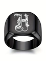 Détail macro d'une bague chevalière gothique en acier noir avec lettre H gravée - Style Lettre H (H)