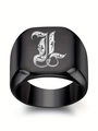 Détail macro d'une bague de sceau noire mate pour homme avec gravure gothique L - Style Lettre L (L)