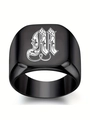 Détail d'une bague chevalière en acier inoxydable noir mat avec lettre gothique M - Style Lettre M (M)