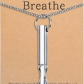 Collar de meditación y respiración plateado en tarjeta Breathe antiestrés - Color Acero con Embalaje de Tarjeta
