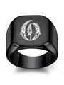 Détail de la bague chevalière carrée en acier noir mat avec gravure de la lettre gothique O - Style Lettre O (O)