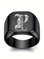 Détail macro d'une bague chevalière noire gothique avec une lettre P florale blanche - Style Lettre P (P)