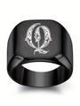 Détail de la bague chevalière noire mate avec lettre gothique Q et motifs floraux vintage - Style Lettre Q (Q)