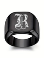 Vue macro d'une bague chevalière noire en acier inoxydable avec la lettre gothique R - Style Lettre R (R)