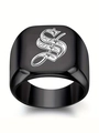 Détail d'une bague chevalière noire punk avec lettre gothique S en blanc - Style Lettre S (S)