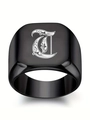 Gros plan sur bague chevalière noire avec lettre gothique T et motifs floraux gravés - Style Lettre T (T)