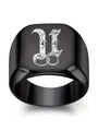 Gros plan sur bague chevalière noire en acier avec lettre gothique U et motifs ciselés - Style Lettre U (U)