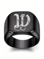 Gros plan d'une bague chevalière noire carrée avec gravure gothique de la lettre W - Style Lettre W (W)