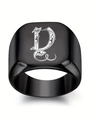 Détail macro d'une bague chevalière noire pour homme en acier avec lettre gothique D gravée - Style Lettre Y (Y)