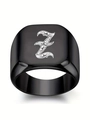 Vue détaillée d'une bague chevalière gothique en acier noir avec lettre Z gravée - Style Lettre Z (Z)