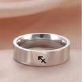 Polierter silberner Edelstahl Schütze Sternzeichen Ring auf goldenem Stoff - Schütze