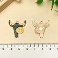 Pendentif tête de taureau en émail noir avec fleur jaune pour bijoux et colliers - Crâne de Taureau Noir avec Fleur (21138)