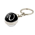 Detailansicht eines Schlüsselanhängers aus Legierung mit Glas-Cabochon und weißem Buchstaben V - Buchstabe U