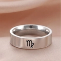Detailaufnahme eines silbernen Virgo Sternzeichen Rings aus Edelstahl auf Seidenstoff - Jungfrau