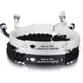 Détail macro de bracelets de remise de diplôme tressés avec plaque en acier inoxydable - Style Adventure Begins (Style 5)