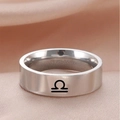 Polierter Edelstahlring mit Libra Sternzeichen-Symbol eingraviert auf rosa Seidenstoff - Waage