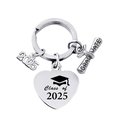 Dettaglio macro del portachiavi laurea 2025 con ciondolo a cuore e tocco accademico - Stile Cuore Classe del 2025 (Portachiavi 2)
