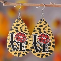 Leoparden-Ohrringe in Tropfenform mit Love-Schriftzug und Karomuster auf Holzzweig - Gold (443)