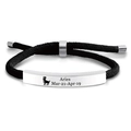 Detalle de pulsera ajustable de cuerda trenzada negra con placa metálica grabada de Aries - Aries Plateado