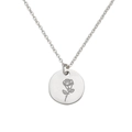 Dettaglio macro di una collana d'argento minimalista con ciondolo circolare inciso a fiori - Giugno D'argento
