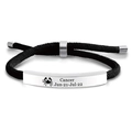 Detalle de pulsera trenzada del signo Cáncer con placa de acero inoxidable grabada - Cáncer Plateado