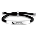 Detalle de pulsera trenzada de Capricornio con placa grabada de acero inoxidable y cordón - Capricornio Plateado