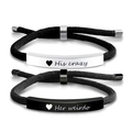 Détail des bracelets de couple tressés avec gravures His Crazy et Her Weirdo sur métal - Style Crazy Weirdo