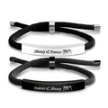 Detail van gevlochten koppelarmbanden met gegraveerde metalen platen en belofte-icoon - Always Forever Stijl
