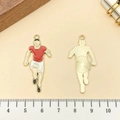 Colgante de atleta corredor de esmalte para bisutería DIY en acabado rojo y blanco - Jugador de Fútbol (16735) / 18x38mm / Base Dorada Esmalte