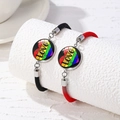 Makroaufnahme der handgewebten Armbänder mit Regenbogenherzen und LOVE-Anhänger - Regenbogenherz und LOVE-Schriftzug (Stil 4)