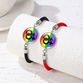 Regenbogen LGBT Pride geflochtene Pärchen-Armbänder mit Edelstahl-Anhängern - Regenbogenhintergrund Doppeltes Weibliches Verknüpfungssymbol (Stil 3)