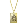 Makro-Detail des goldenen Edelstahl-Tarot-Anhängers mit Der Herrscher IV Gravur - Gold - Der Herrscher