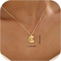 Detailansicht der goldenen Buchstaben-Halskette E mit genauen Maßangaben im Bild - Gold-E